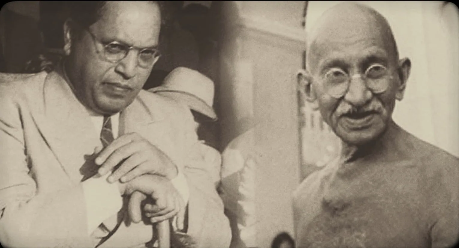 Ritratto storico di Bhimrao Ambedkar e Mahatma Gandhi, protagonisti del dibattito sul sistema delle caste in India.