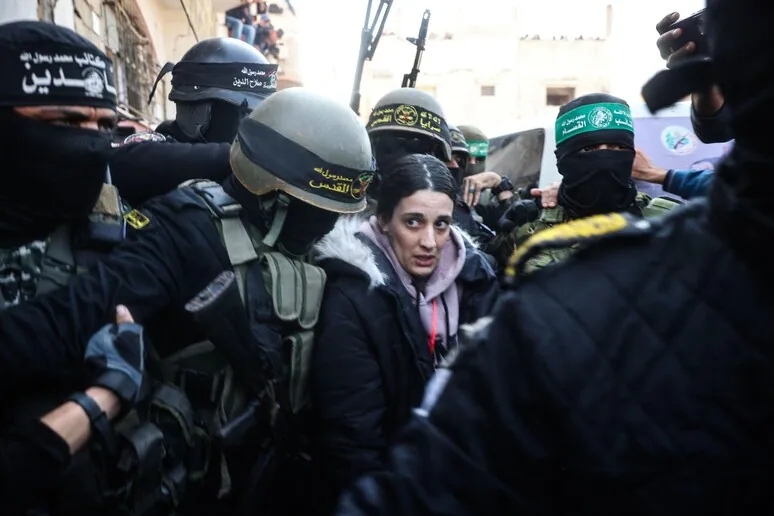 «Ostaggi israeliani scortati da miliziani di Hamas tra la folla durante uno scambio di prigionieri a Gaza»