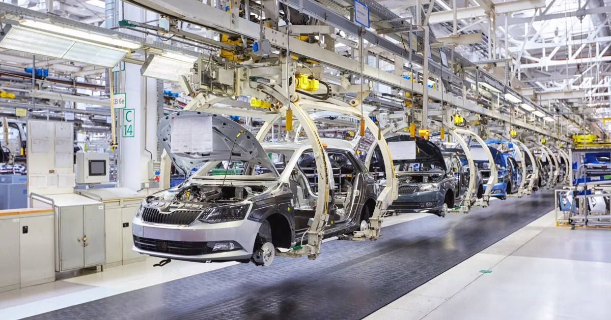 Catena di montaggio in uno stabilimento automobilistico: produzione industriale e settore manifatturiero in crisi.