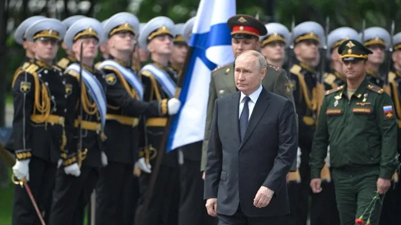 Il presidente russo Vladimir Putin durante una cerimonia militare