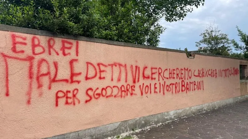 Scritte antisemite su un muro con vernice rossa: esempio di odio contro gli ebrei nello spazio pubblico.