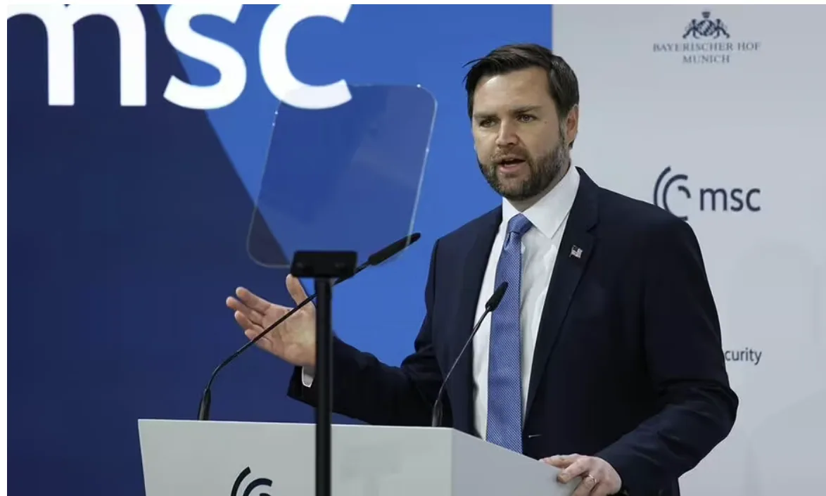 J.D. Vance interviene alla Conferenza di Monaco: simbolo della strategia del caos trumpiana e della sfida alle alleanze occidentali.