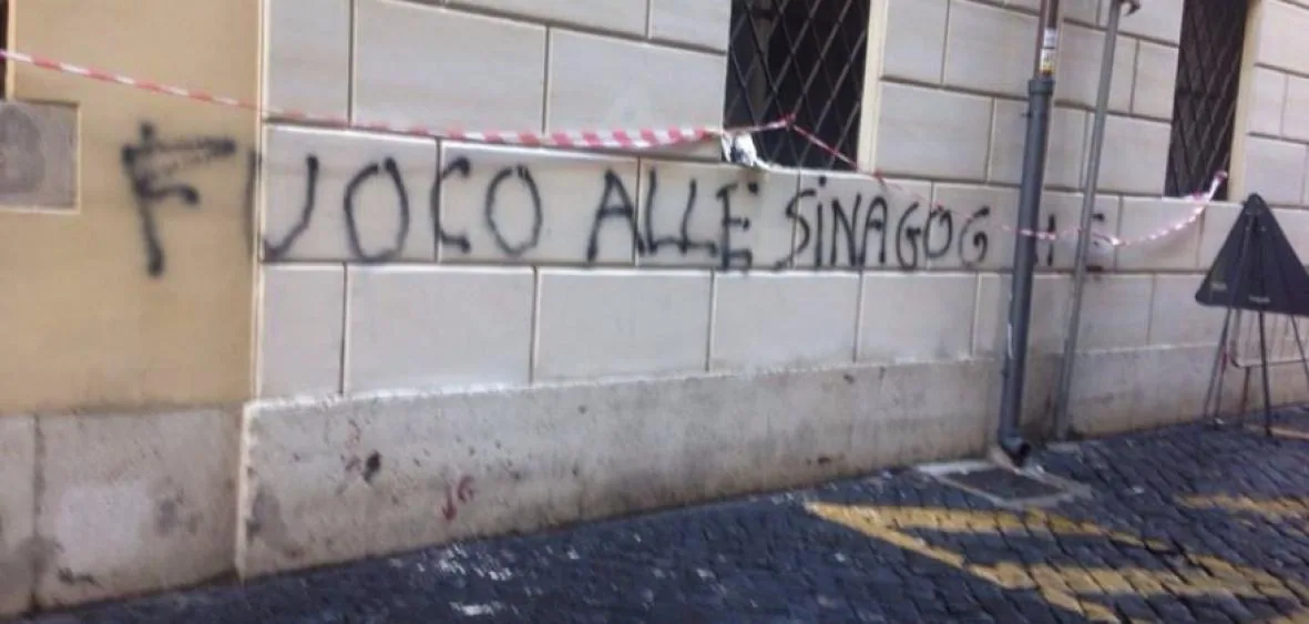 Scritte antisemite su muro esterno di una sinagoga: incitamento all’odio contro la comunità ebraica