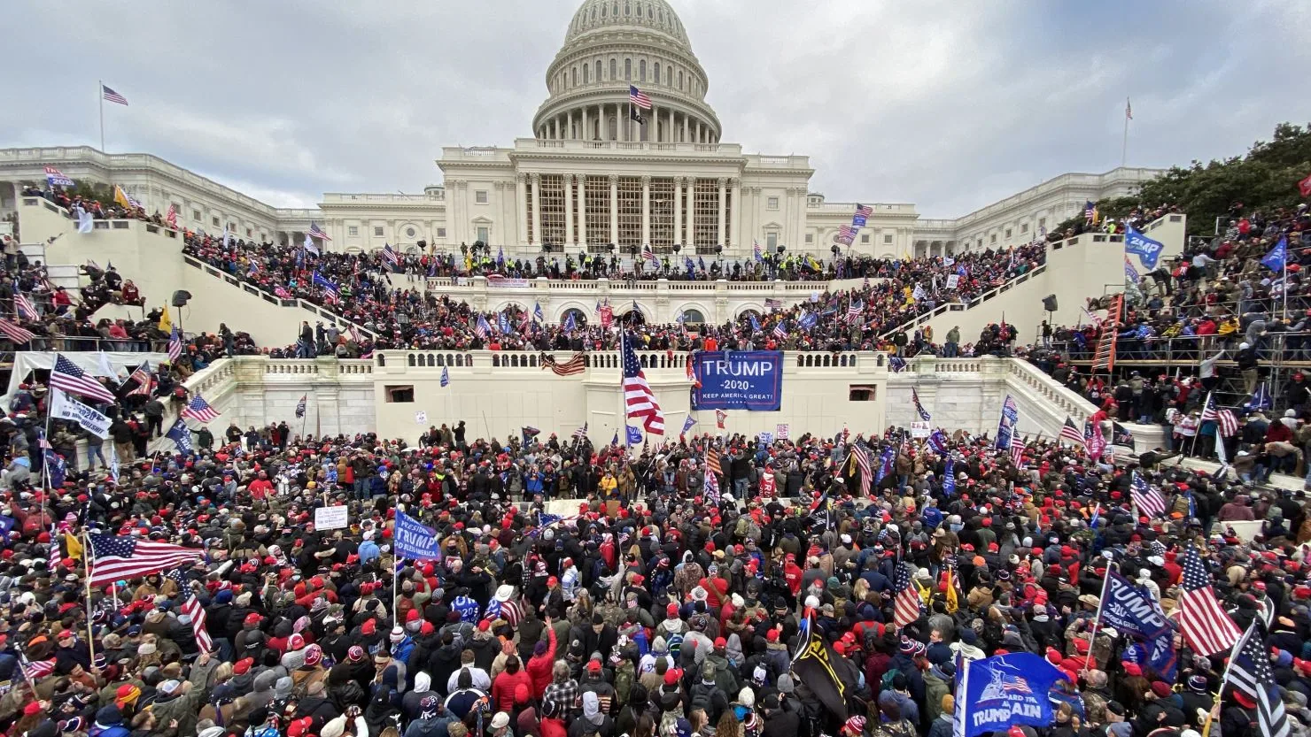 Folla di manifestanti pro-Trump davanti al Campidoglio degli Stati Uniti durante l’assalto del 6 gennaio 2021