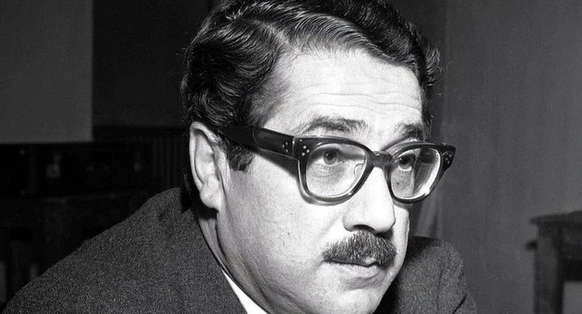 Ritratto in bianco e nero di Ennio Flaiano, scrittore e sceneggiatore italiano, noto per il suo sguardo ironico e disincantato