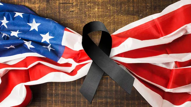 Bandiera americana strappata con nastro nero: simbolo di crisi democratica e lutto istituzionale negli Stati Uniti.