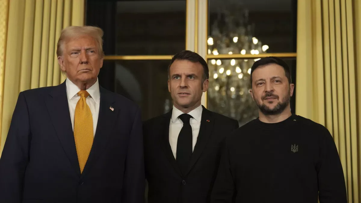 Donald Trump, Emmanuel Macron e Volodymyr Zelensky durante un incontro ufficiale in un contesto diplomatico.