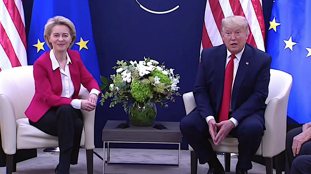 Trump e von der Leyen a colloquio tra bandiere USA e UE: simbolo del disimpegno americano in Ucraina e delle tensioni transatlantiche.