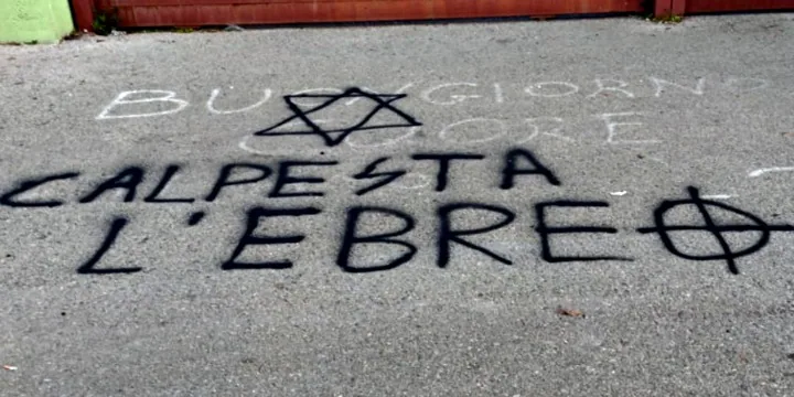 Scritte antisemite su un muro: simboli di odio e discriminazione contro gli ebrei in Europa.