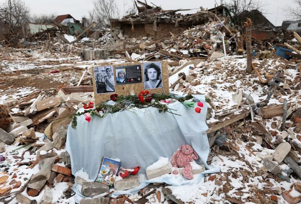 Memoriale tra le macerie per le vittime civili ucraine, simbolo dell’abbandono occidentale e dell’indifferenza verso i crimini di guerra