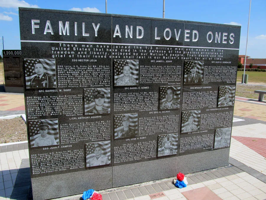 Monumento commemorativo ai caduti americani, tributo a famiglie e vittime delle guerre moderne, simbolo della memoria e del sacrificio USA