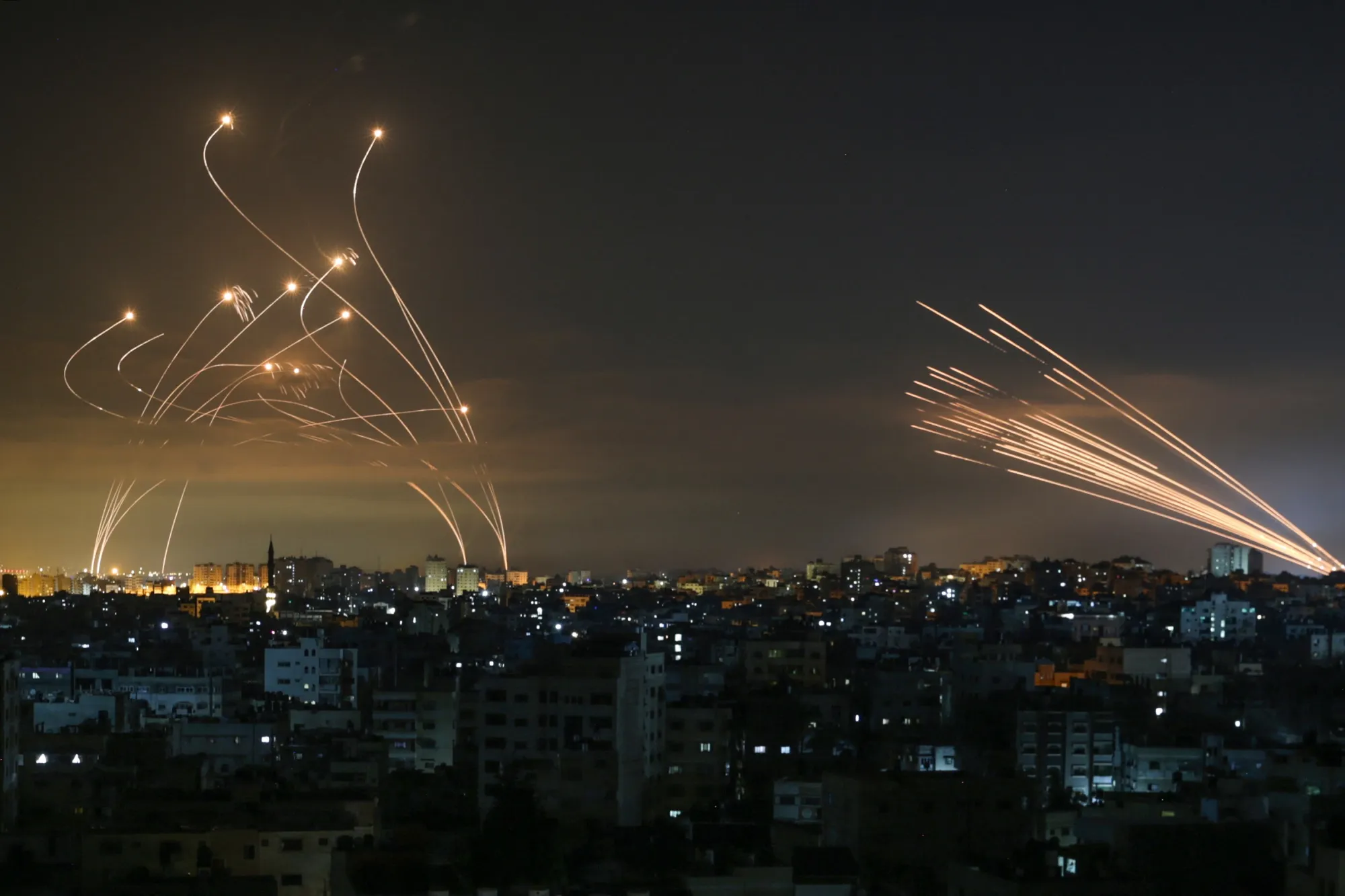 Scambio di razzi e intercettazioni nel cielo notturno sopra Israele durante un attacco missilistico da Gaza