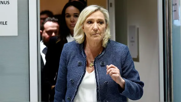 Marine Le Pen lascia un’aula istituzionale dopo la sentenza che la dichiara ineleggibile