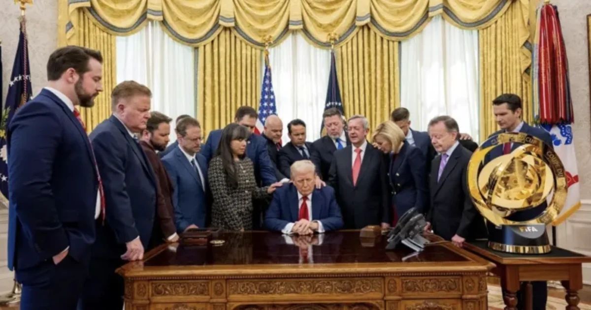 Donald Trump circondato da uomini nello Studio Ovale