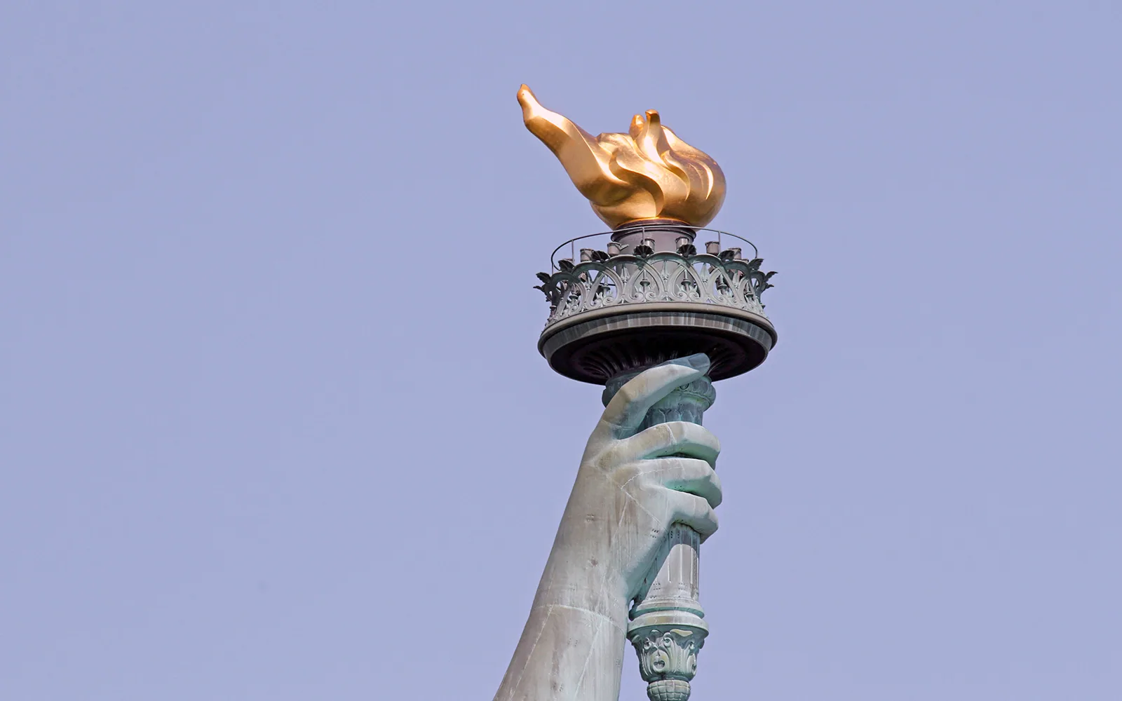 La fiaccola della Statua della Libertà come simbolo della luce del progresso e dei diritti contro ogni restaurazione.