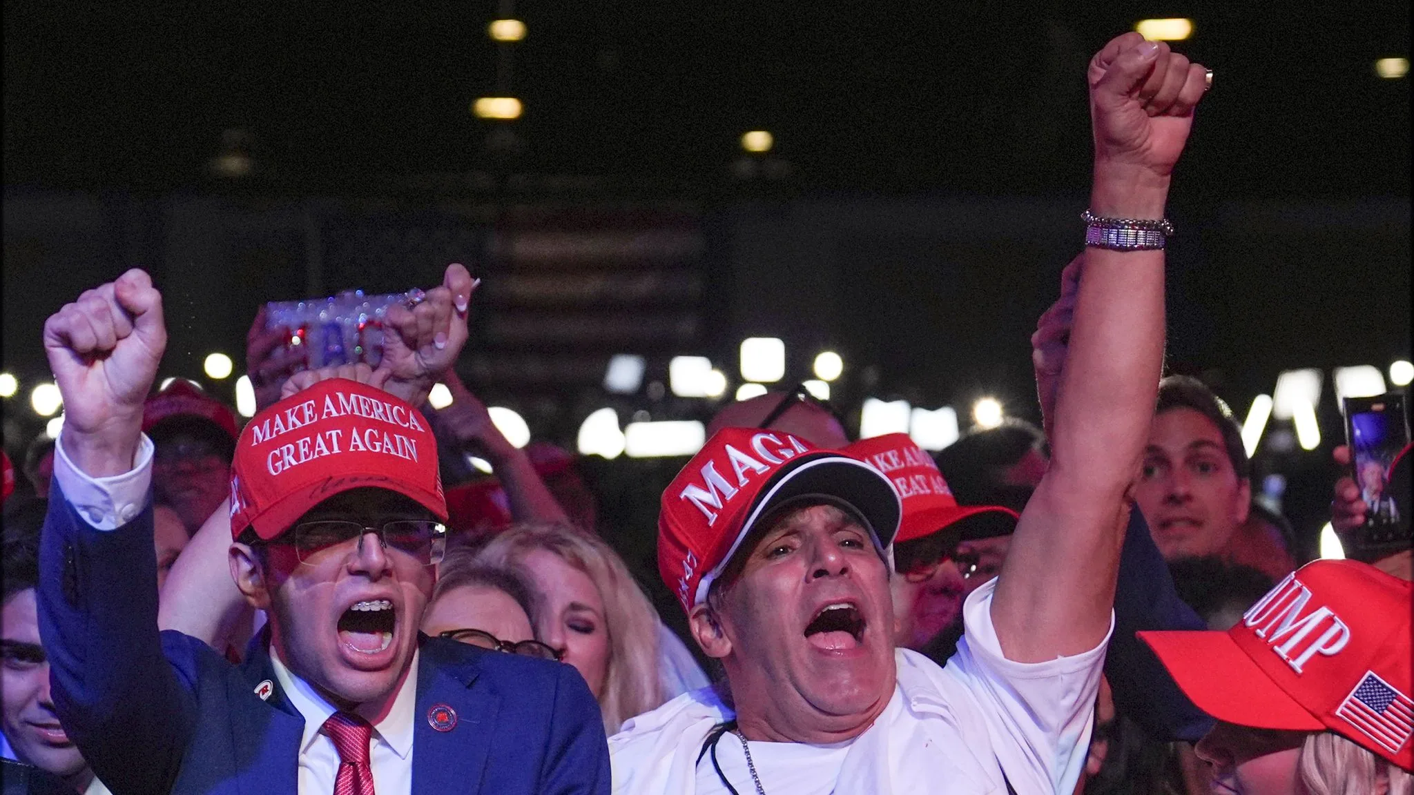 Manifestanti pro-Trump esultano: immagine simbolo del populismo urlato e della sociopatia politica contemporanea