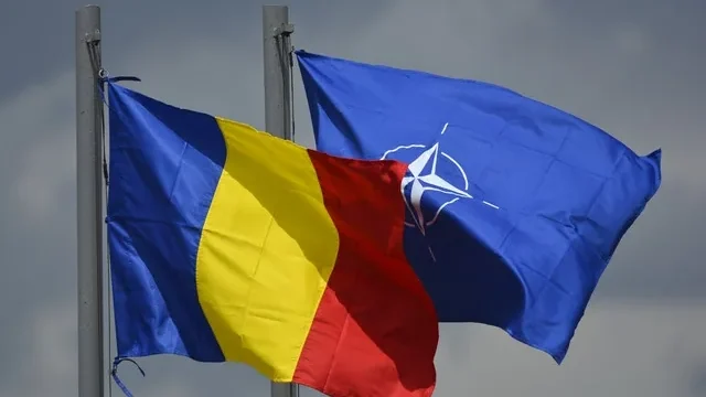 Bandiera rumena accanto a quella della NATO: simbolo del groviglio rumeno