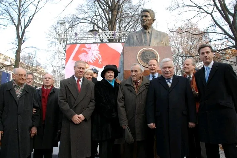 Lech Wa??sa con un gruppo di ex leader e cittadini davanti a un monumento commemorativo, durante una cerimonia pubblica