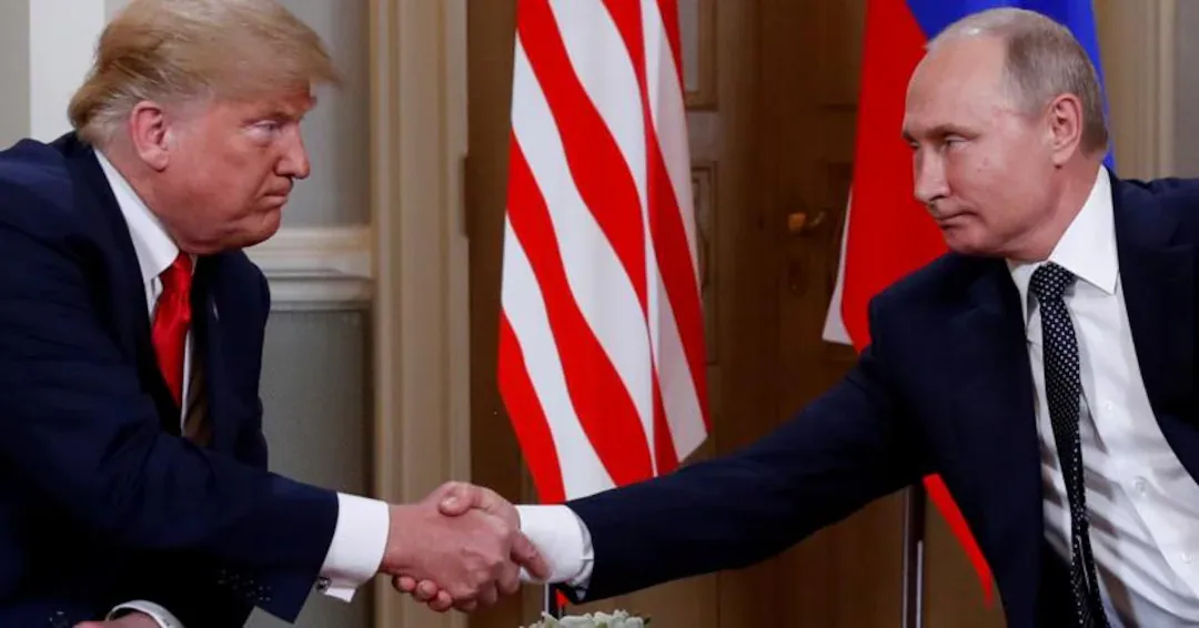 Stretta di mano tra Donald Trump e Vladimir Putin durante un incontro diplomatico tra USA e Russia