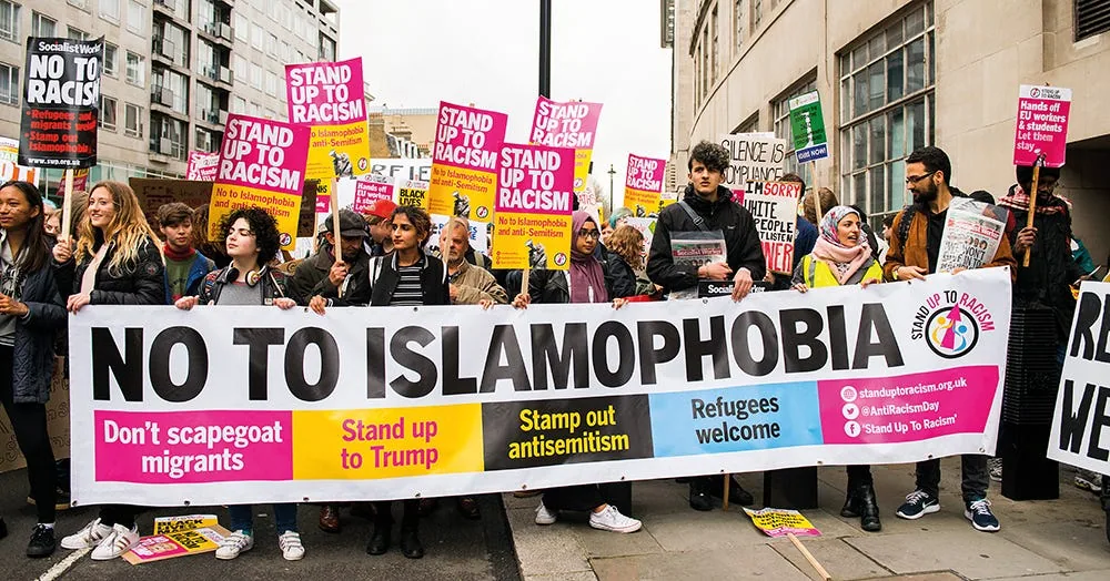 Manifestanti con cartelli e striscione “No to Islamophobia” durante una protesta contro il razzismo e la discriminazione