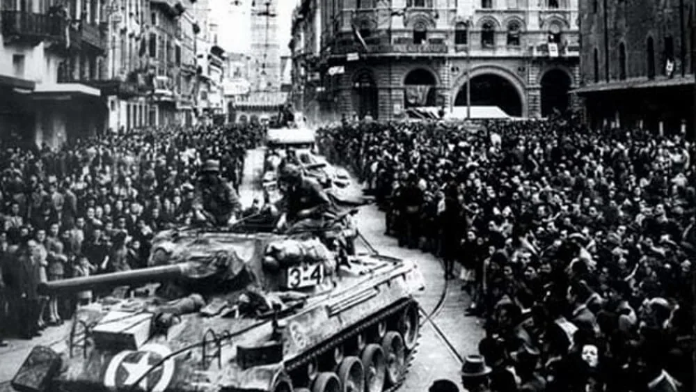 Folla accoglie i carri armati alleati durante la liberazione di Bologna, 21 aprile 1945
