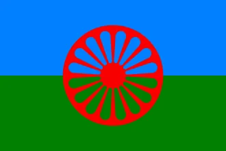Bandiera rom con ruota rossa su sfondo blu e verde, simbolo di identità e libertà del popolo romanì