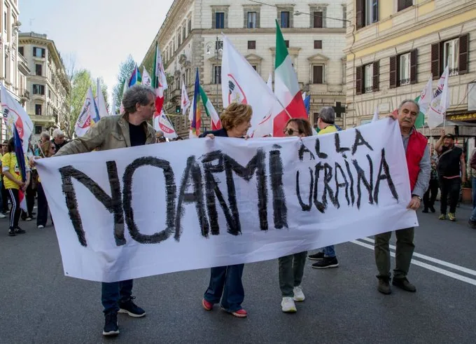 anifestazione in strada con striscione “No armi alla Ucraina”.