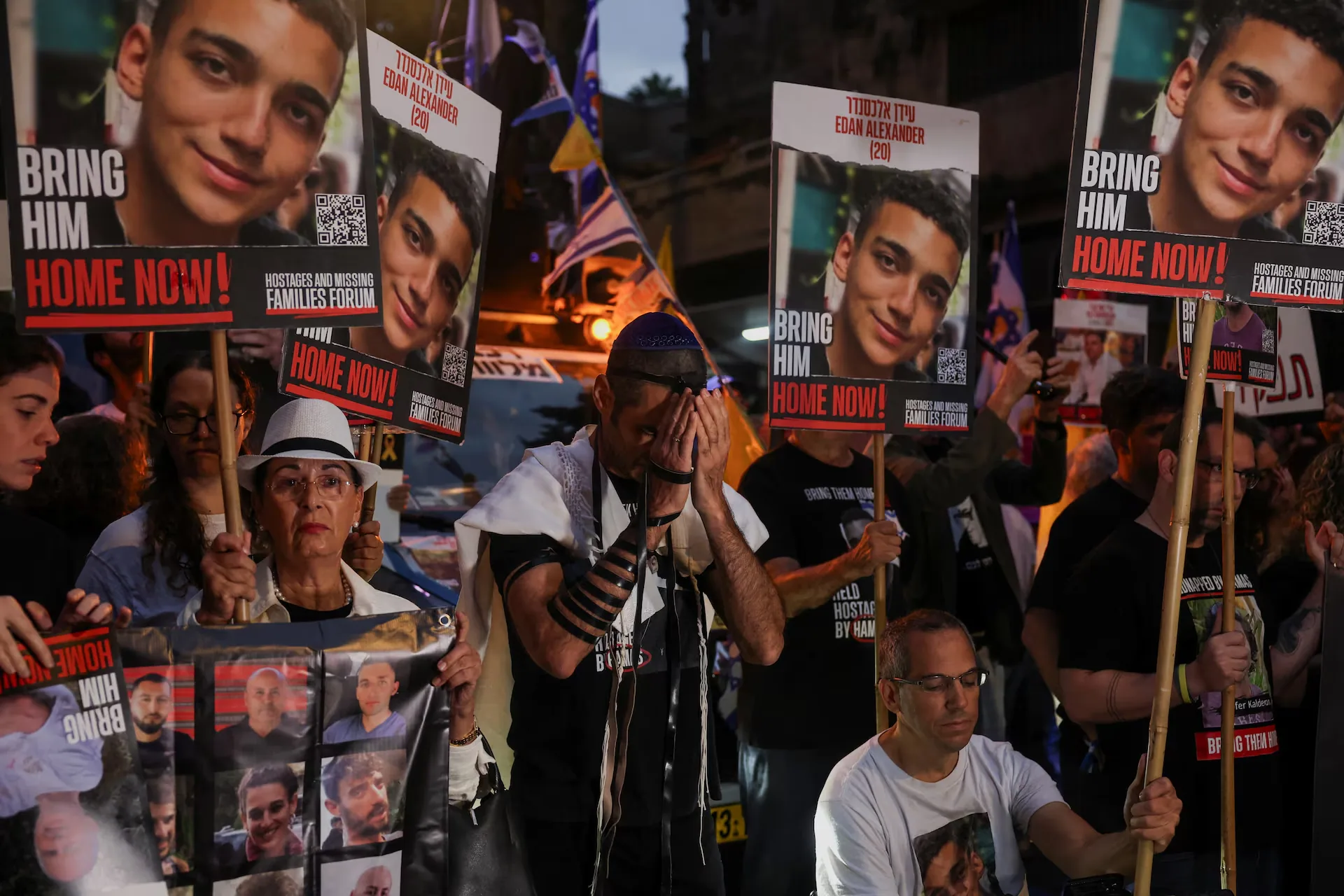Manifestanti con foto e cartelli chiedono giustizia per gli ostaggi rapiti da Hamas, durante una protesta pubblica