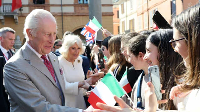 Re Carlo III saluta gli Italiani durante una visita ufficiale a Ravenna, accolto con bandiere italiane e britanniche