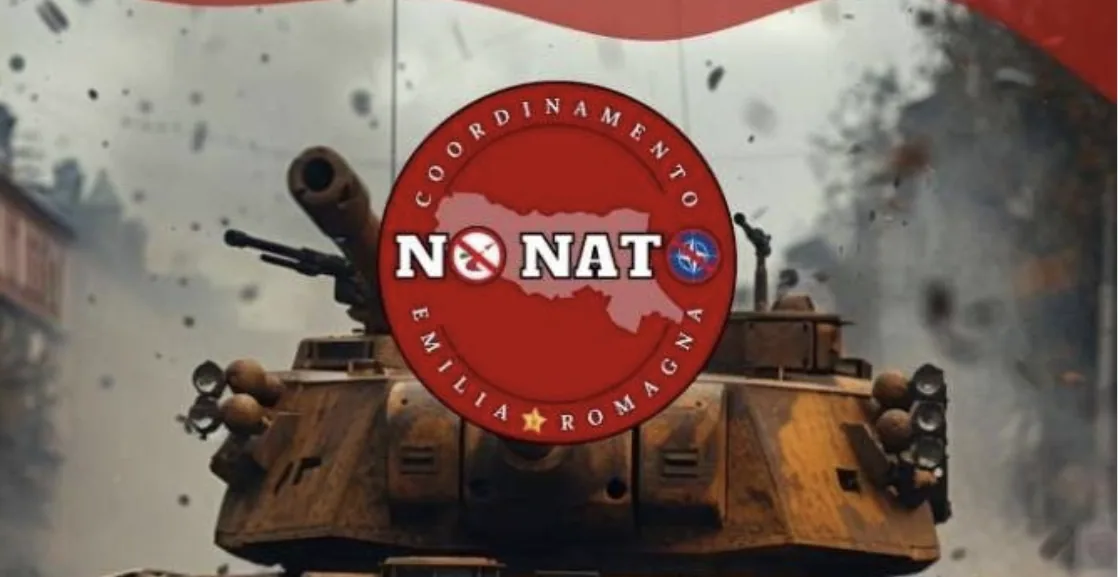 Simbolo “NO NATO” sovrapposto a un carro armato tra esplosioni, rappresentazione visiva di protesta contro l’alleanza atlantica.