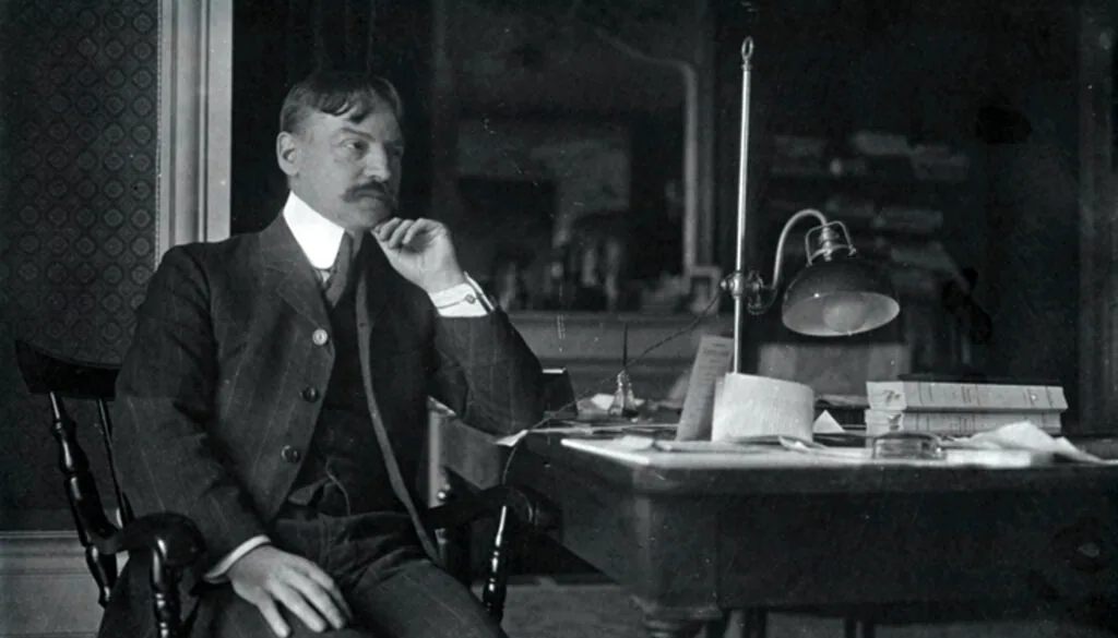 Julien Benda seduto alla scrivania, ritratto d’epoca del filosofo autore de “Il tradimento dei chierici”