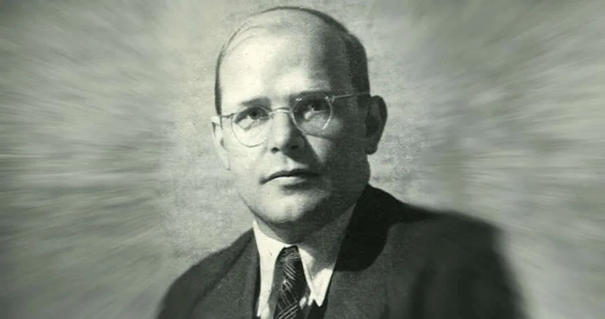 Ritratto in bianco e nero di Dietrich Bonhoeffer , con occhiali e abito formale.