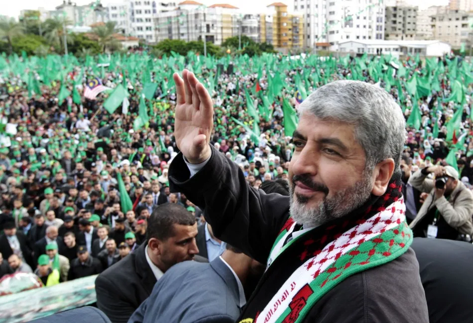 Yahya Sinwar Leader di Hamas saluta la folla