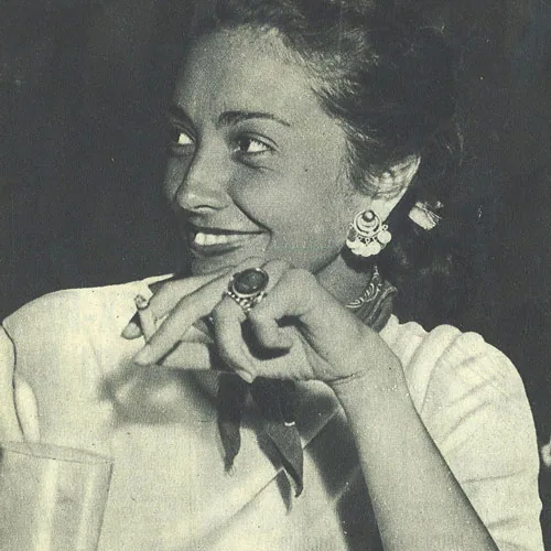Ritratto in bianco e nero di una donna