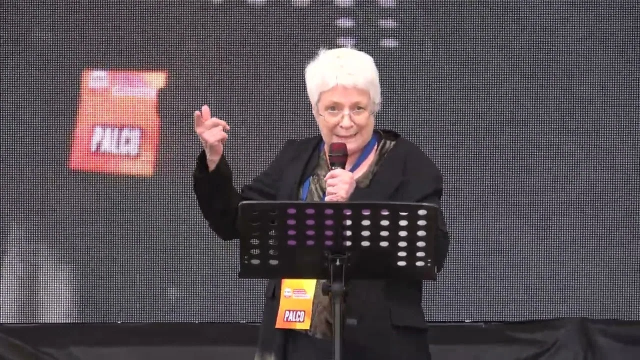 Barbara Spinelli parla dal palco durante un evento pubblico