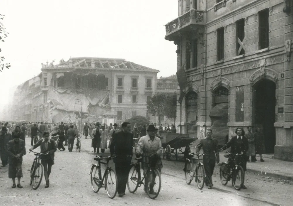 Cittadini in strada dopo la Liberazione del 1945: immagine simbolica di unità e rinascita oltre le divisioni del 25 aprile