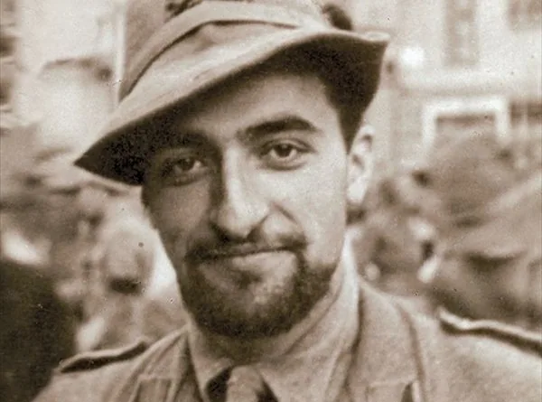 Partigiano italiano durante la Resistenza: simbolo di impegno cristiano e lotta per la libertà contro il fascismo
