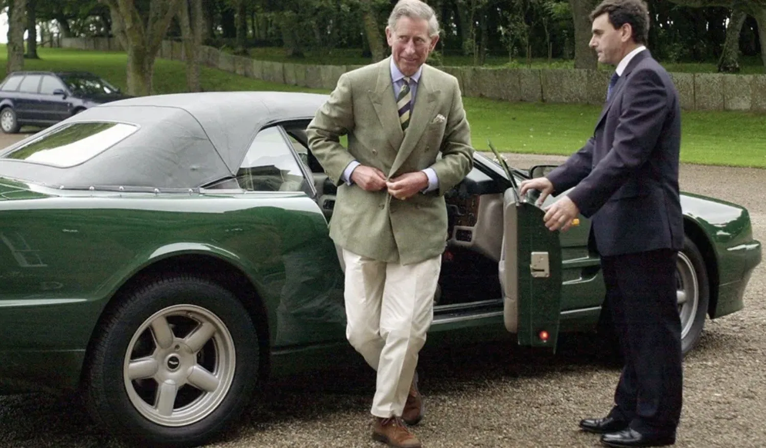 Stile maschile creativo: Carlo III in blazer verde scende da un’auto sportiva con disinvoltura
